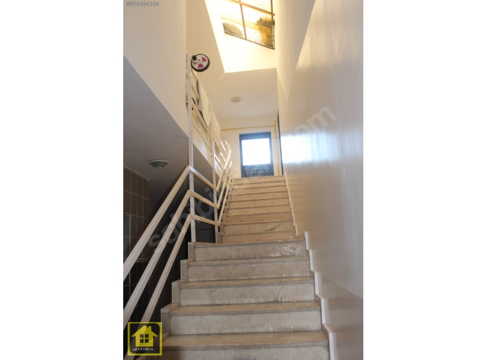 GAZİKENT'TE FERAH VE BAKIMLI 3+1 SATILIK DAİRE