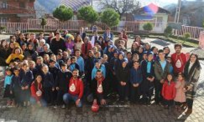 Köy Okullarına ‘Neşe’ Götürüyorlar