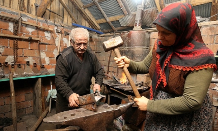 Demirci eşine 48 yıldır yardım ediyor