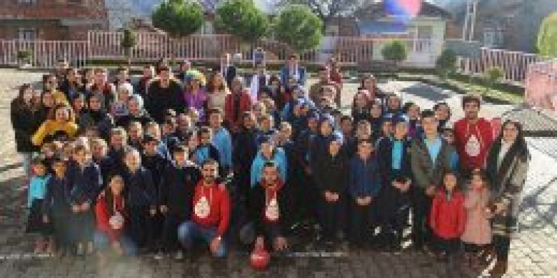 Köy Okullarına ‘Neşe’ Götürüyorlar