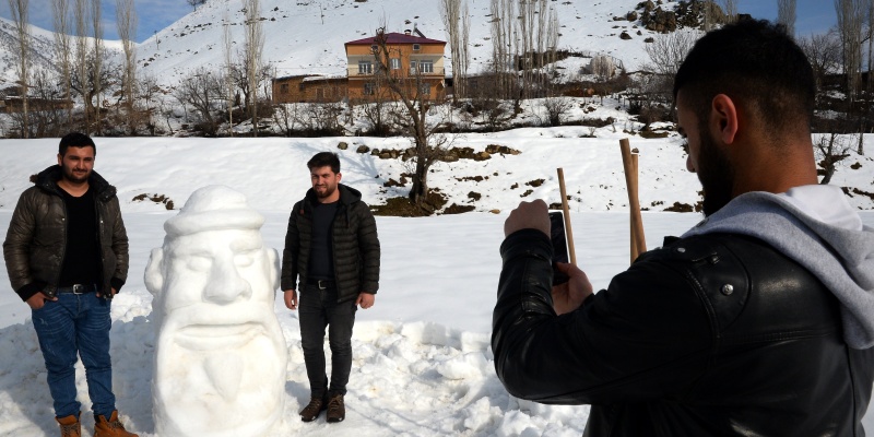 Sanatını karda icra ediyor