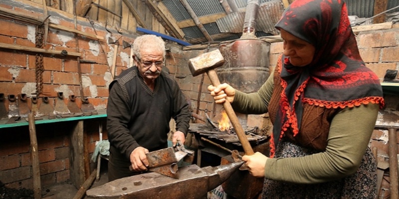 Demirci eşine 48 yıldır yardım ediyor