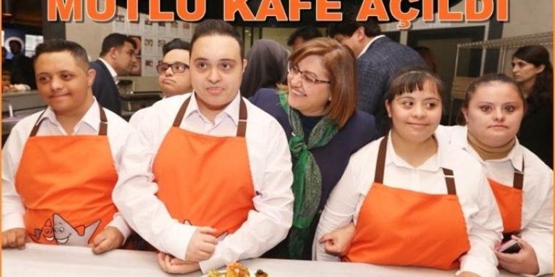 DOWN SENDROMLU MÜTHİŞ GARSONLARI İLE MUTLU KAFE!