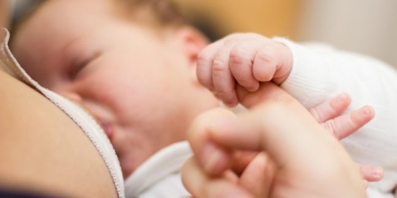 Anne adaylarına ve emziren annelere 5 altın öneri